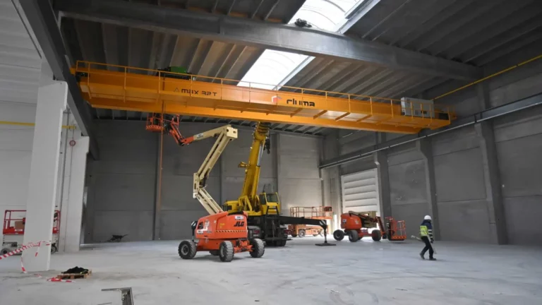 Nouveau pont roulant à double poutre chez un fabricant de cadres de montage à Vlamertinge