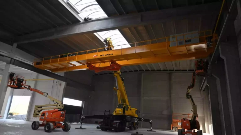 Pont roulant à double poutre équipé d'une pince à bobines pour le traitement des bobines
