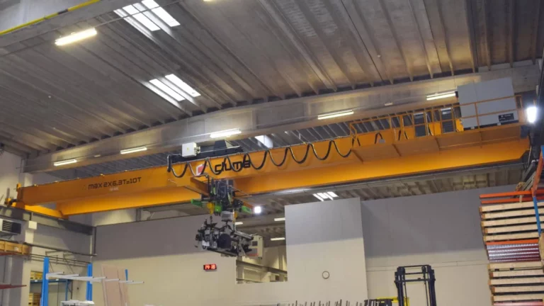 Pont roulant dans un nouvel espace de production chez un groupe industriel