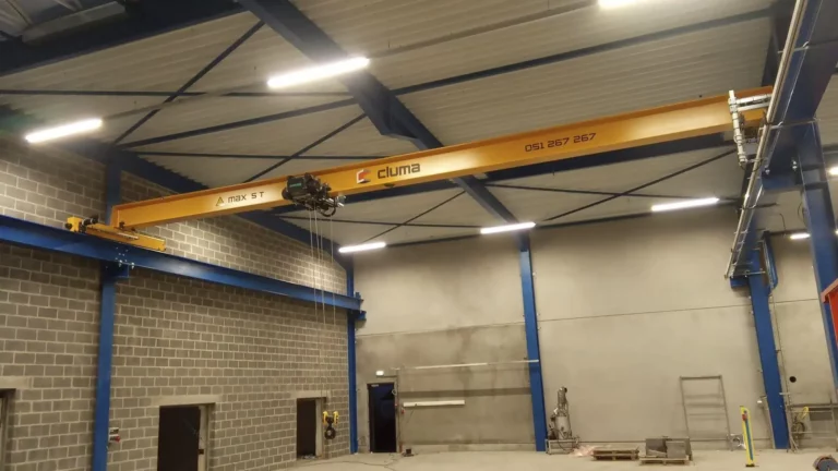Pont roulant à poutre unique chez une entreprise active dans le polystyrène expansé