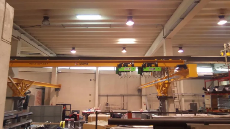 Pont roulant à poutre unique pour le chargement d'une machine de traitement