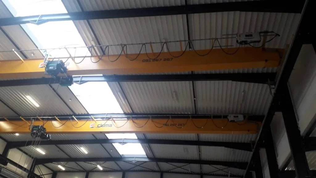 Enkelligger rolbrug van 10 ton voor het bedienen van bewerkingsmachines in Roeselare