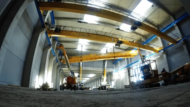 Montage du pont roulant de 140 tonnes chez un fabricant de câbles synthétiques pour les applications maritimes, de remorquage et de levage