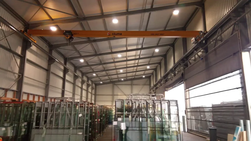 Enkelligger rolbrug van 3,2 ton voor in de glasafdeling in Tielt