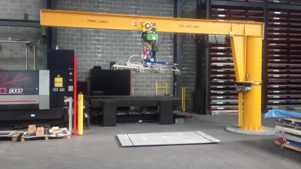 Kolomzwenkkraan voor het beladen van een lasermachine in Willebroek