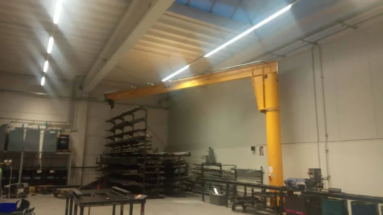 Grue pivotante sur colonne pour travaux de montage + chargement et déchargement