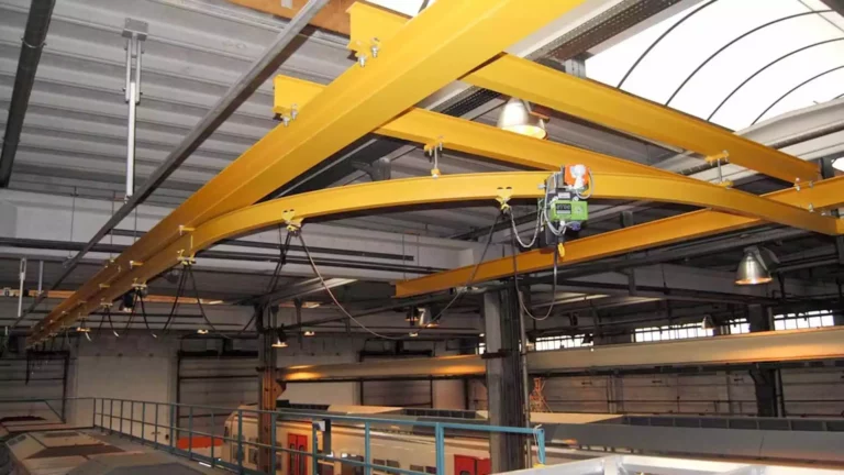 2 monorails avec courbe pour le service de maintenance du matériel roulant