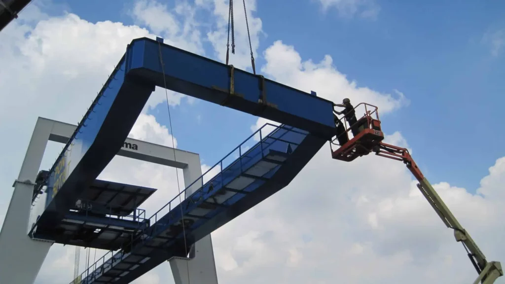 Portaalkraan dubbelligger voor het verplaatsen van natuursteen in Nevilles