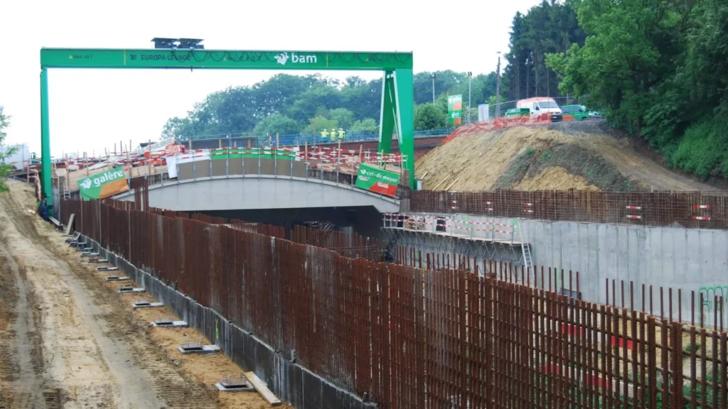 Portaalkraan voor montagewerken boven de spoorwegen in Brussel