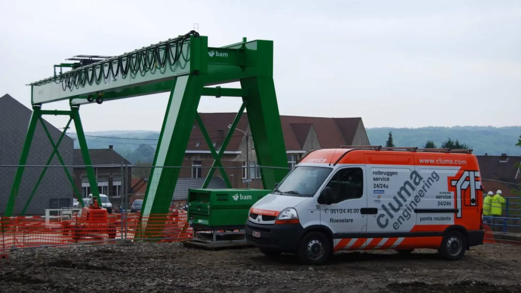 Portaalkraan voor montagewerken boven de spoorwegen in Brussel