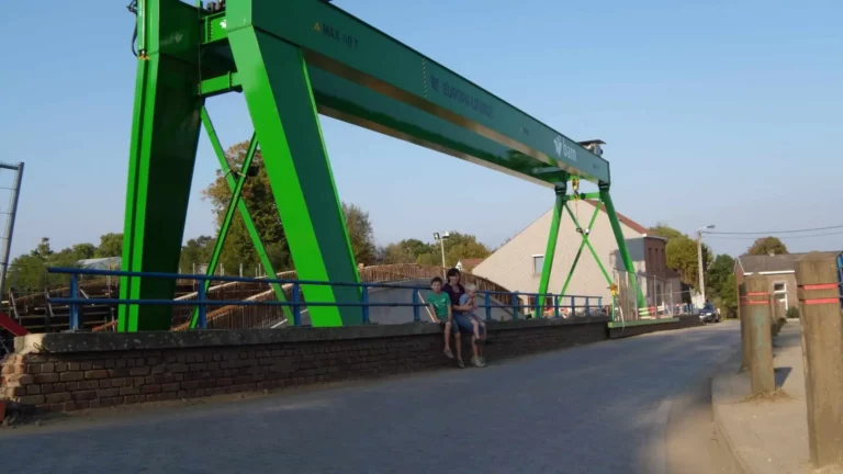 Portique pour travaux de montage au-dessus des chemins de fer