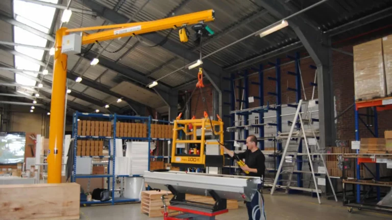 Grue pivotante avec grappin pour incubateurs